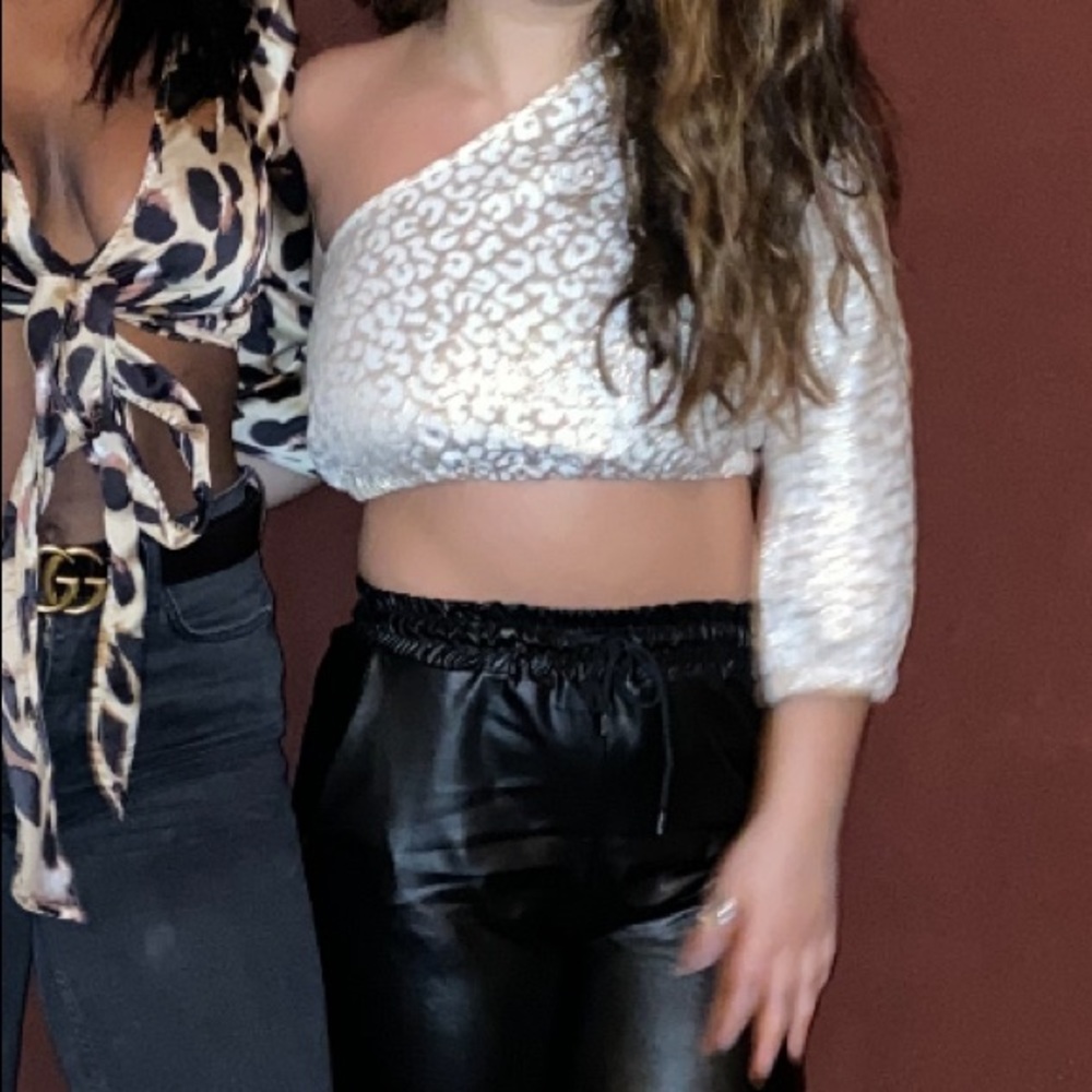 US 4 Boohoo one shoulder crop top